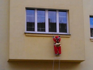 Foto č. 1. Estetika Santa Clause v soudobém městském prostoru : Santa Claus šplhající (zdroj: autor) 